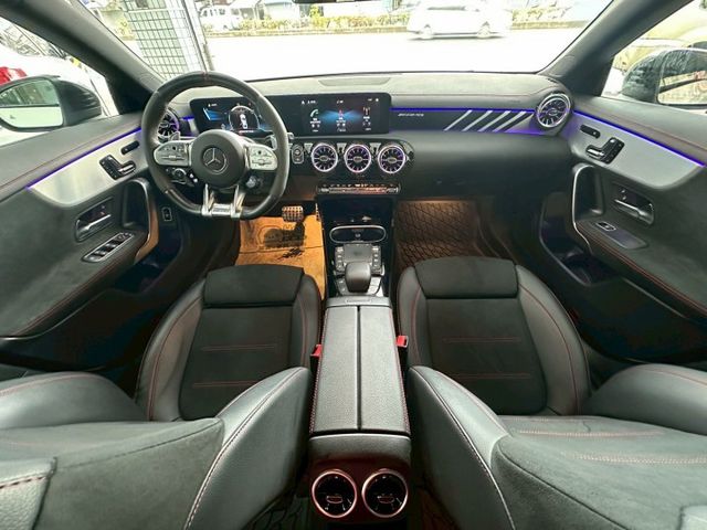 2023年CLA35 AMG2.0 4WD 潮流轎跑 認證車 原鈑件 AMG麂皮方向盤/19吋夜色鋁圈/空力套件  第9張相片