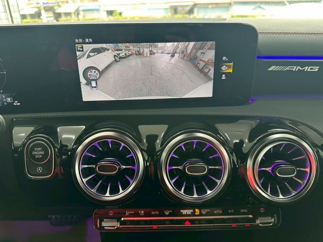 2023年CLA35 AMG2.0 4WD 潮流轎跑 認證車 原鈑件 AMG麂皮方向盤/19吋夜色鋁圈/空力套件  第10張相片