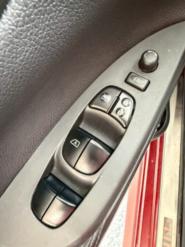 2013年TIIDA 豪華版 實用首選代步車 高CP值掀背車 免KEY/倒車雷達/衛星導航 認證車  第12張相片