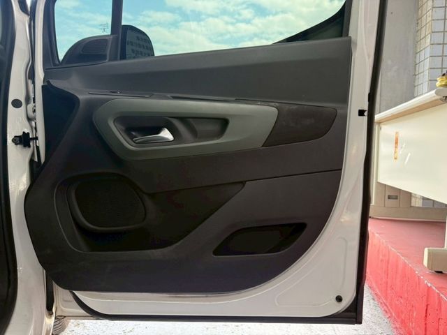 2022年BERLINGO 柴油XTR版  法式風格MPV 寬敞七人座 座椅靈活變化 家庭出遊或露營、通勤最佳車款  第15張相片