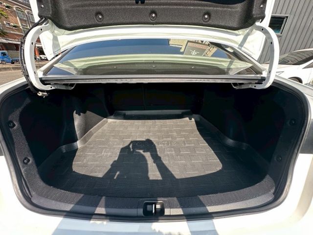 2024年ALTIS 尊爵版 日系房車王者 僅跑1萬多公里 都會通勤首選 舒適安全兼具 認證車 里程保證  第14張相片