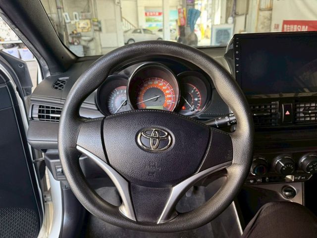 2017年YARIS 經典版 省油實用小資首選 車身小巧靈活 市區穿梭方便 保養便宜 保值度高 認證車  第6張相片