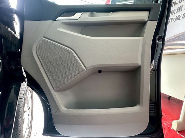 2017年T6 Caravelle 2.0柴油TDI 豪華商務8人座 動力充沛 乘坐舒適 安全感十足 認證車 里程保證  第13張相片