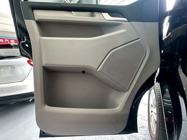 2017年T6 Caravelle 2.0柴油TDI 豪華商務8人座 動力充沛 乘坐舒適 安全感十足 認證車 里程保證  第14張相片