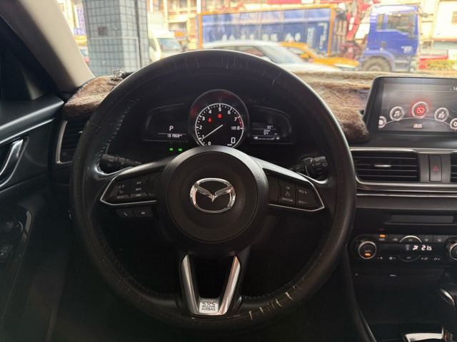 2018年馬3 頂級旗艦版 質感內裝 操控好 配備滿 認證車 抬頭顯示器/換檔快撥 里程保證  第8張相片