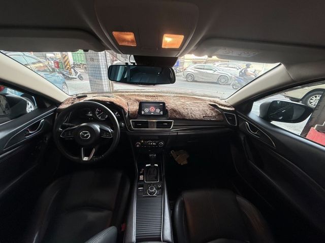 2018年馬3 頂級旗艦版 質感內裝 操控好 配備滿 認證車 抬頭顯示器/換檔快撥 里程保證  第9張相片