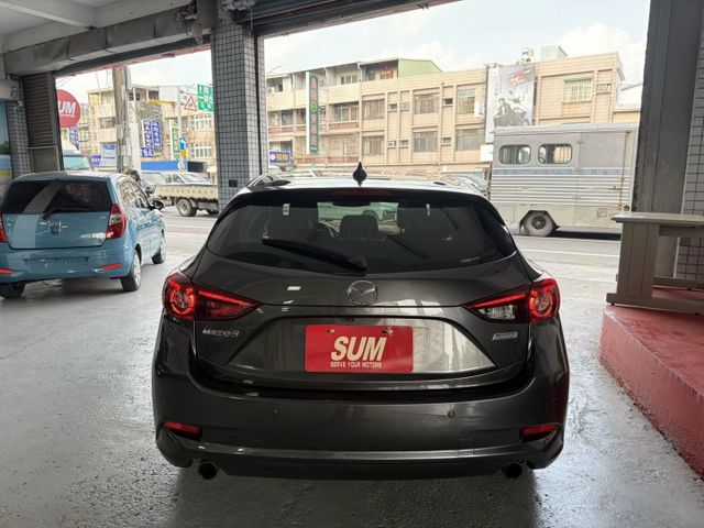 2018年馬3 頂級旗艦版 質感內裝 操控好 配備滿 認證車 抬頭顯示器/換檔快撥 里程保證  第16張相片