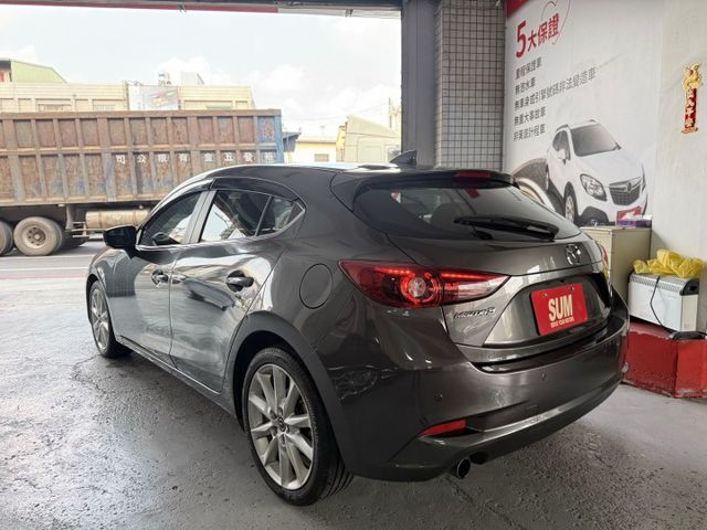 2018年馬3 頂級旗艦版 質感內裝 操控好 配備滿 認證車 抬頭顯示器/換檔快撥 里程保證  第17張相片