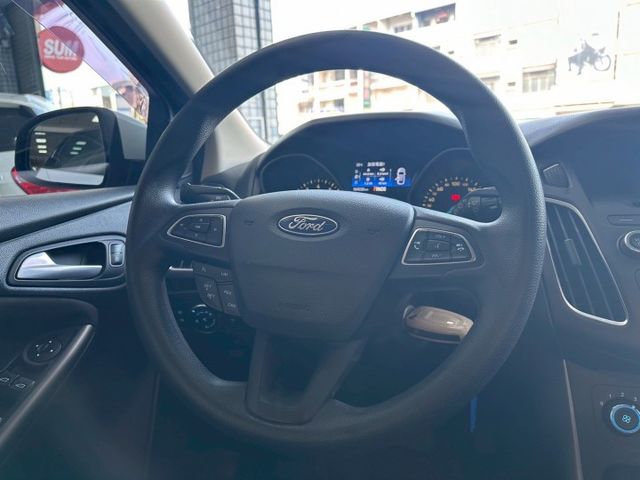 2016年FOCUS 5D汽油時尚型 時尚掀背 安全靈活 適合日常通勤與小家庭車款首選 認證車 里程保證  第8張相片