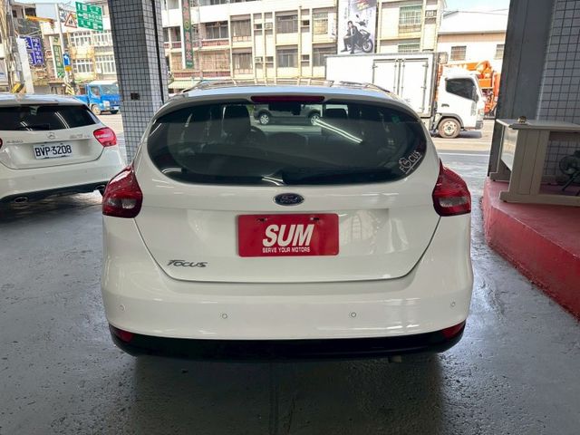 2016年FOCUS 5D汽油時尚型 時尚掀背 安全靈活 適合日常通勤與小家庭車款首選 認證車 里程保證  第15張相片