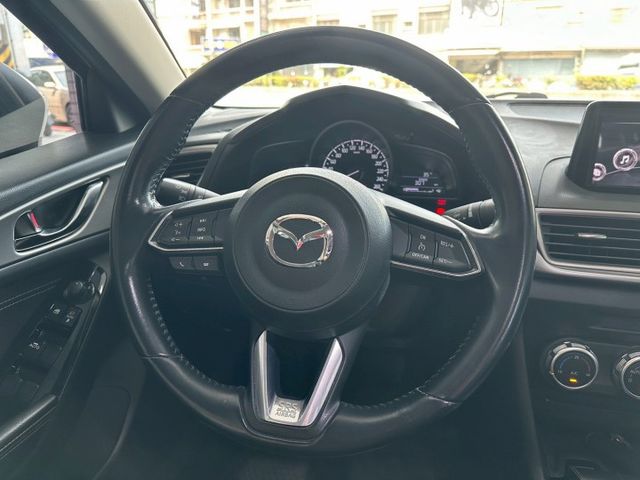 2018年MAZDA 3 尊榮進化版 日系動感房車代表 高CP值進口質感房車 免KEY/定速 認證車  第8張相片