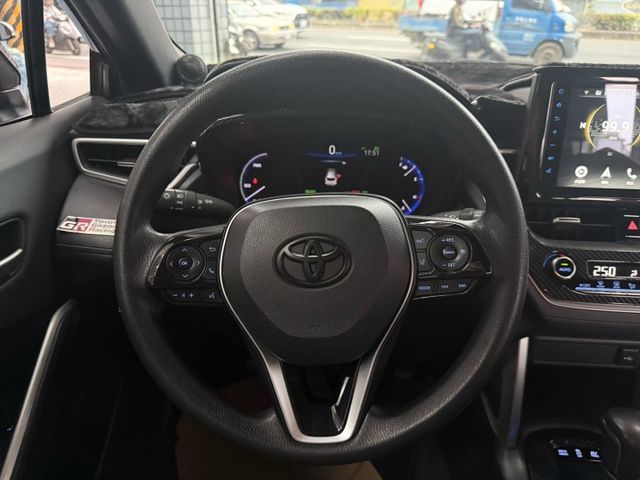 2023年Corolla Cross 油電尊爵版 升級GR套件 主動安全配備齊全 實跑8萬公里 里程保證 認證車  第9張相片