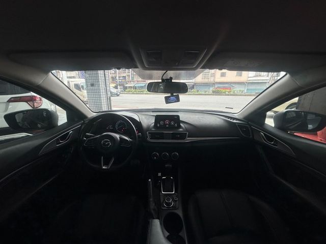 2017年馬3 4D尊榮版 帥氣魂動房車首選 年輕人夢幻坐駕 操控與質感兼具 免KEY/定速 認證車  第9張相片