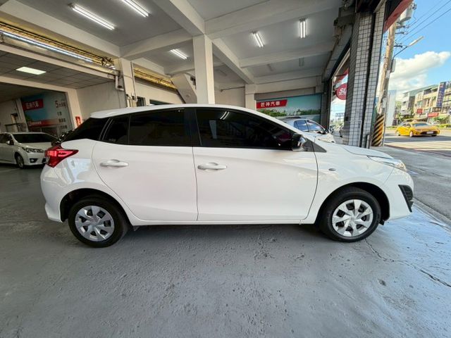 2022年YARIS 雅致版 市區代步小車 省油省稅好停車 新手首購族首選車 認證車 CarPlay 導航 倒車影像  第5張相片