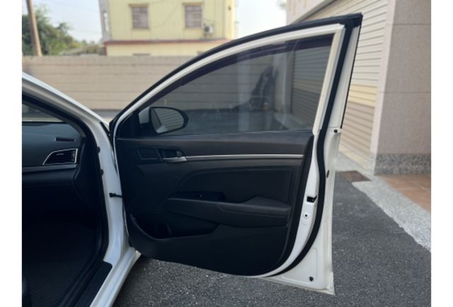 Hyundai ELANTRA  第8張相片