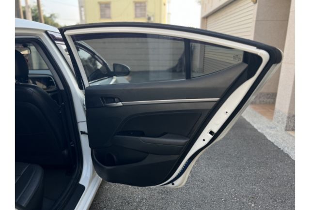 Hyundai ELANTRA  第10張相片