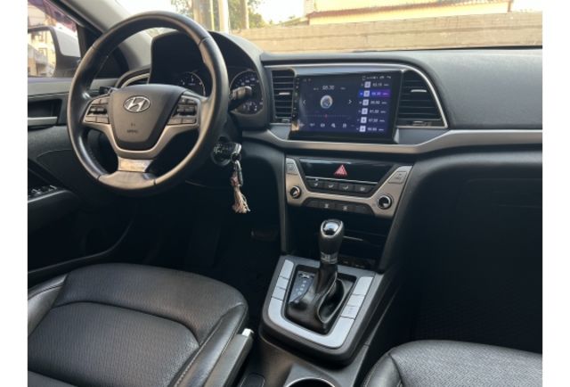 Hyundai ELANTRA  第13張相片