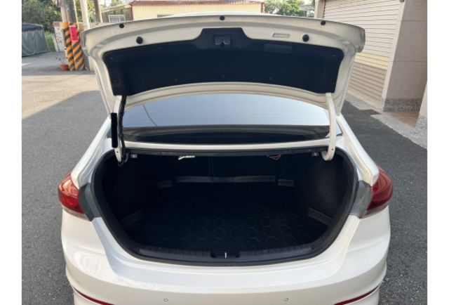 Hyundai ELANTRA  第19張相片