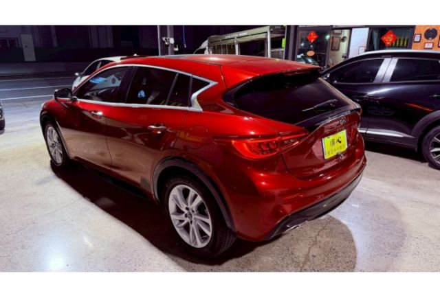 2016 Infiniti Q30 1.6 深紅色 小型家庭房車  第4張相片