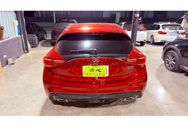2016 Infiniti Q30 1.6 深紅色 小型家庭房車  第5張相片