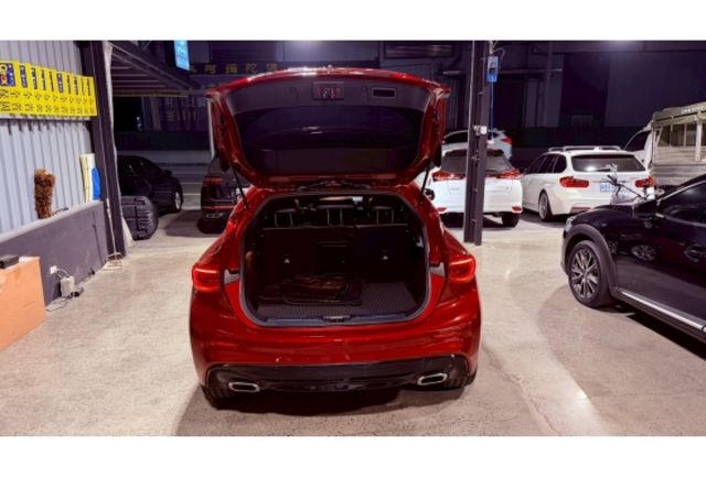 2016 Infiniti Q30 1.6 深紅色 小型家庭房車  第7張相片