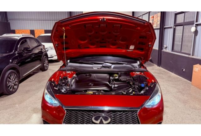 2016 Infiniti Q30 1.6 深紅色 小型家庭房車  第9張相片