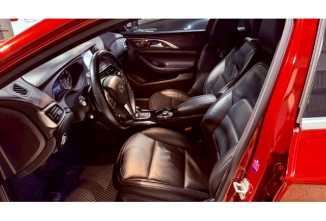 2016 Infiniti Q30 1.6 深紅色 小型家庭房車  第12張相片