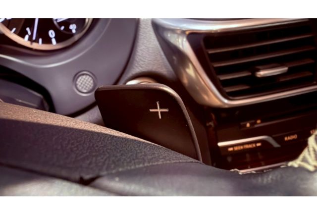 2016 Infiniti Q30 1.6 深紅色 小型家庭房車  第14張相片