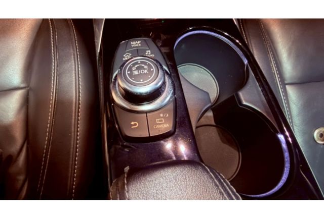 2016 Infiniti Q30 1.6 深紅色 小型家庭房車  第19張相片