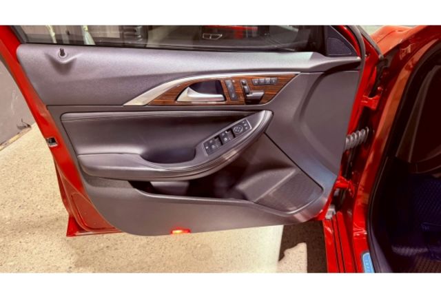 2016 Infiniti Q30 1.6 深紅色 小型家庭房車  第21張相片