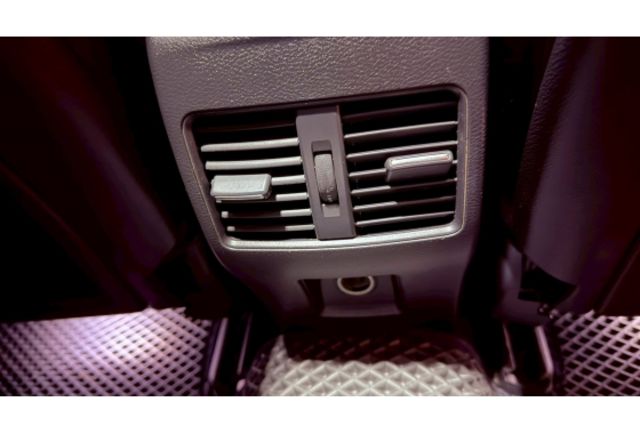 2016 Infiniti Q30 1.6 深紅色 小型家庭房車  第23張相片