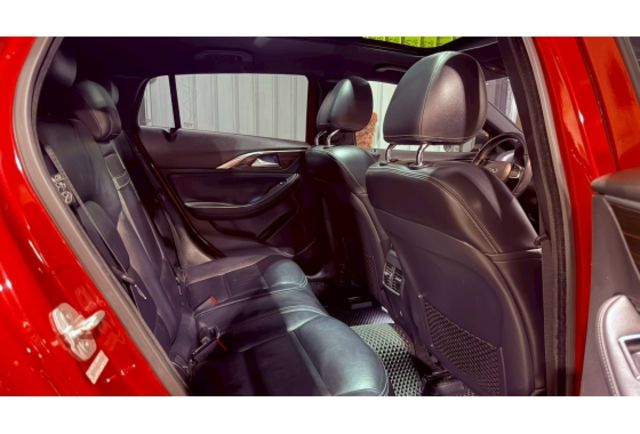 2016 Infiniti Q30 1.6 深紅色 小型家庭房車  第25張相片