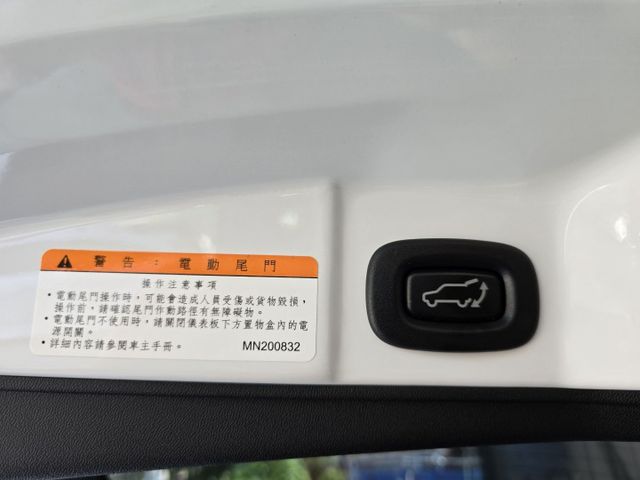 快立嚴選❱❱❱ⓎⒺⓈ認證車2021年7月【輕鬆型】冰曜白✴僅跑兩萬❏原漆原鈑件❏電尾門❏免鑰匙❏安卓機❏前後雷達❏可全貸  第18張相片