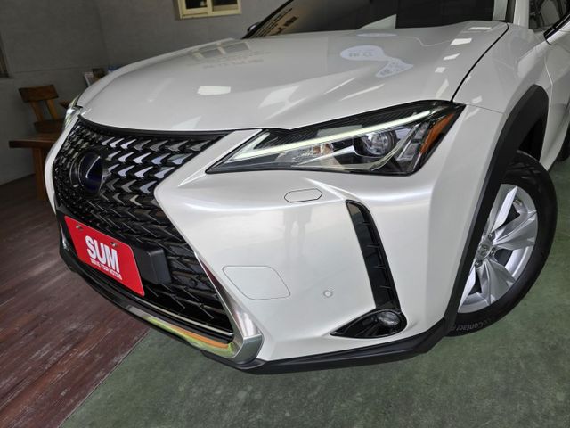 快立嚴選❱❱❱ⓎⒺⓈ認證車2019年8月領牌【油電豪華版】極光白✴僅跑五萬❏原漆原鈑件❏電尾門❏原廠保養❏四輪新❏可全貸  第2張相片
