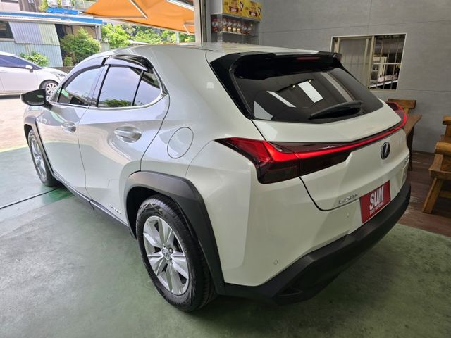 快立嚴選❱❱❱ⓎⒺⓈ認證車2019年8月領牌【油電豪華版】極光白✴僅跑五萬❏原漆原鈑件❏電尾門❏原廠保養❏四輪新❏可全貸  第5張相片