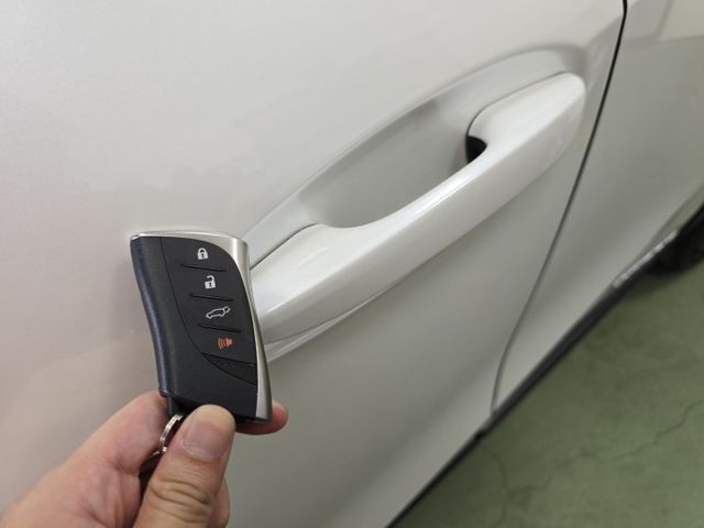 快立嚴選❱❱❱ⓎⒺⓈ認證車2019年8月領牌【油電豪華版】極光白✴僅跑五萬❏原漆原鈑件❏電尾門❏原廠保養❏四輪新❏可全貸  第9張相片
