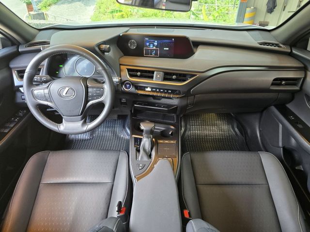 快立嚴選❱❱❱ⓎⒺⓈ認證車2019年8月領牌【油電豪華版】極光白✴僅跑五萬❏原漆原鈑件❏電尾門❏原廠保養❏四輪新❏可全貸  第16張相片