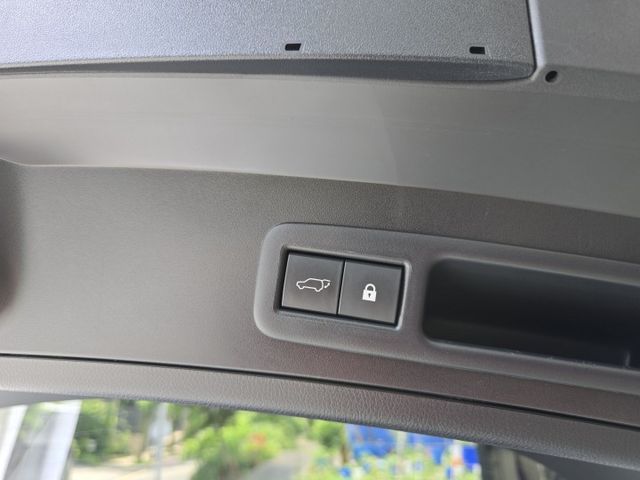 快立嚴選❱❱❱ⓎⒺⓈ認證車2019年8月領牌【油電豪華版】極光白✴僅跑五萬❏原漆原鈑件❏電尾門❏原廠保養❏四輪新❏可全貸  第18張相片