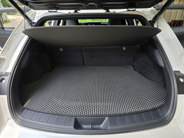 快立嚴選❱❱❱ⓎⒺⓈ認證車2019年8月領牌【油電豪華版】極光白✴僅跑五萬❏原漆原鈑件❏電尾門❏原廠保養❏四輪新❏可全貸  第20張相片