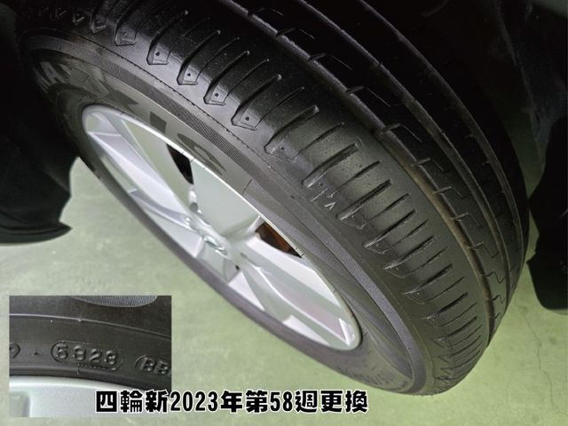 快立嚴選❱❱❱ⓎⒺⓈ認證車2020年7月領牌【行家影音版】滾石灰✴僅跑八萬原鈑件❏電折❏導航❏平整化套件❏四輪新❏可全貸  第6張相片