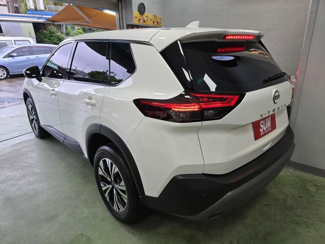 快立嚴選❱❱❱ⓎⒺⓈ認證車2024年【領航版】極幻白✴僅跑一萬七❏原漆原鈑件❏環景❏導航❏電尾門❏數位儀表❏原廠保固中⫷  第4張相片