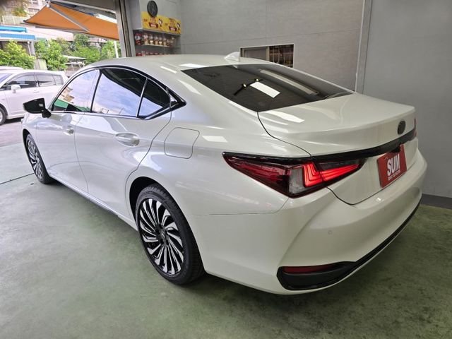 快立嚴選❱❱❱ⓎⒺⓈ認證車2023年9月領牌【曜黑環景版】極光白✴僅跑九千❏原漆原鈑件❏環景❏內外氣氛超級新❏稀有釋出⫷  第5張相片