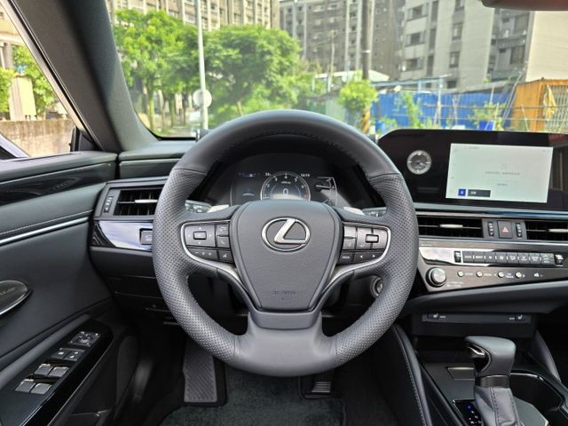 快立嚴選❱❱❱ⓎⒺⓈ認證車2023年9月領牌【曜黑環景版】極光白✴僅跑九千❏原漆原鈑件❏環景❏內外氣氛超級新❏稀有釋出⫷  第13張相片