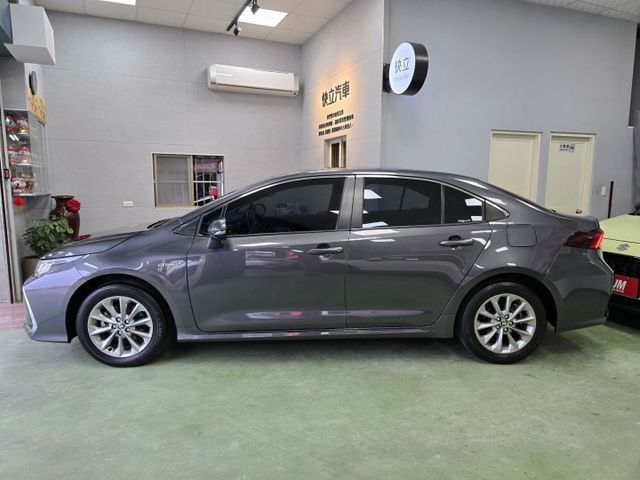 快立嚴選❱❱❱ⓎⒺⓈ認證車2022年【油電精裝尊爵版】雲河灰✴僅跑四萬❏原鈑件❏安卓機❏盲點❏免鑰❏全彩儀表❏全速域跟車  第4張相片