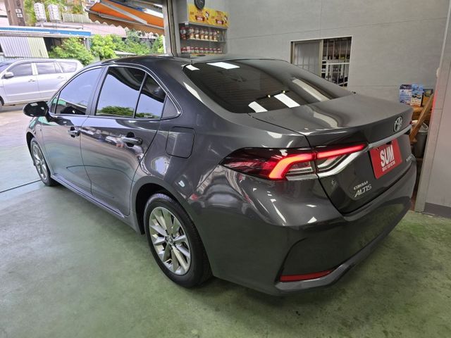 快立嚴選❱❱❱ⓎⒺⓈ認證車2022年【油電精裝尊爵版】雲河灰✴僅跑四萬❏原鈑件❏安卓機❏盲點❏免鑰❏全彩儀表❏全速域跟車  第5張相片