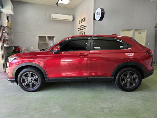 快立嚴選❱❱❱ⓎⒺⓈ認證車2022年9月【尊榮版】晶焰紅✴僅跑七萬❏電尾門❏盲點監視❏手機無限充電❏雙區恆溫❏可全額貸款  第4張相片