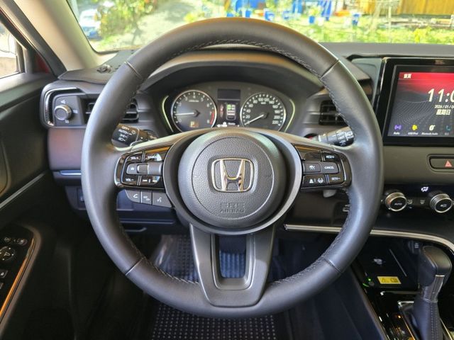 快立嚴選❱❱❱ⓎⒺⓈ認證車2022年9月【尊榮版】晶焰紅✴僅跑七萬❏電尾門❏盲點監視❏手機無限充電❏雙區恆溫❏可全額貸款  第11張相片