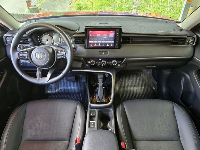 快立嚴選❱❱❱ⓎⒺⓈ認證車2022年9月【尊榮版】晶焰紅✴僅跑七萬❏電尾門❏盲點監視❏手機無限充電❏雙區恆溫❏可全額貸款  第15張相片