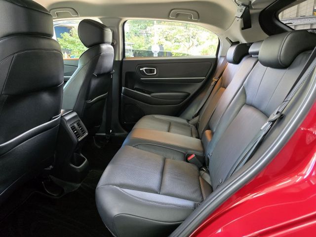 快立嚴選❱❱❱ⓎⒺⓈ認證車2022年9月【尊榮版】晶焰紅✴僅跑七萬❏電尾門❏盲點監視❏手機無限充電❏雙區恆溫❏可全額貸款  第16張相片