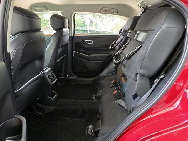 快立嚴選❱❱❱ⓎⒺⓈ認證車2022年9月【尊榮版】晶焰紅✴僅跑七萬❏電尾門❏盲點監視❏手機無限充電❏雙區恆溫❏可全額貸款  第17張相片